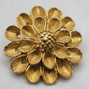 Vintage Dubarry Fifth Avenue Scarf Clip Flower Gold Tone Metal Round